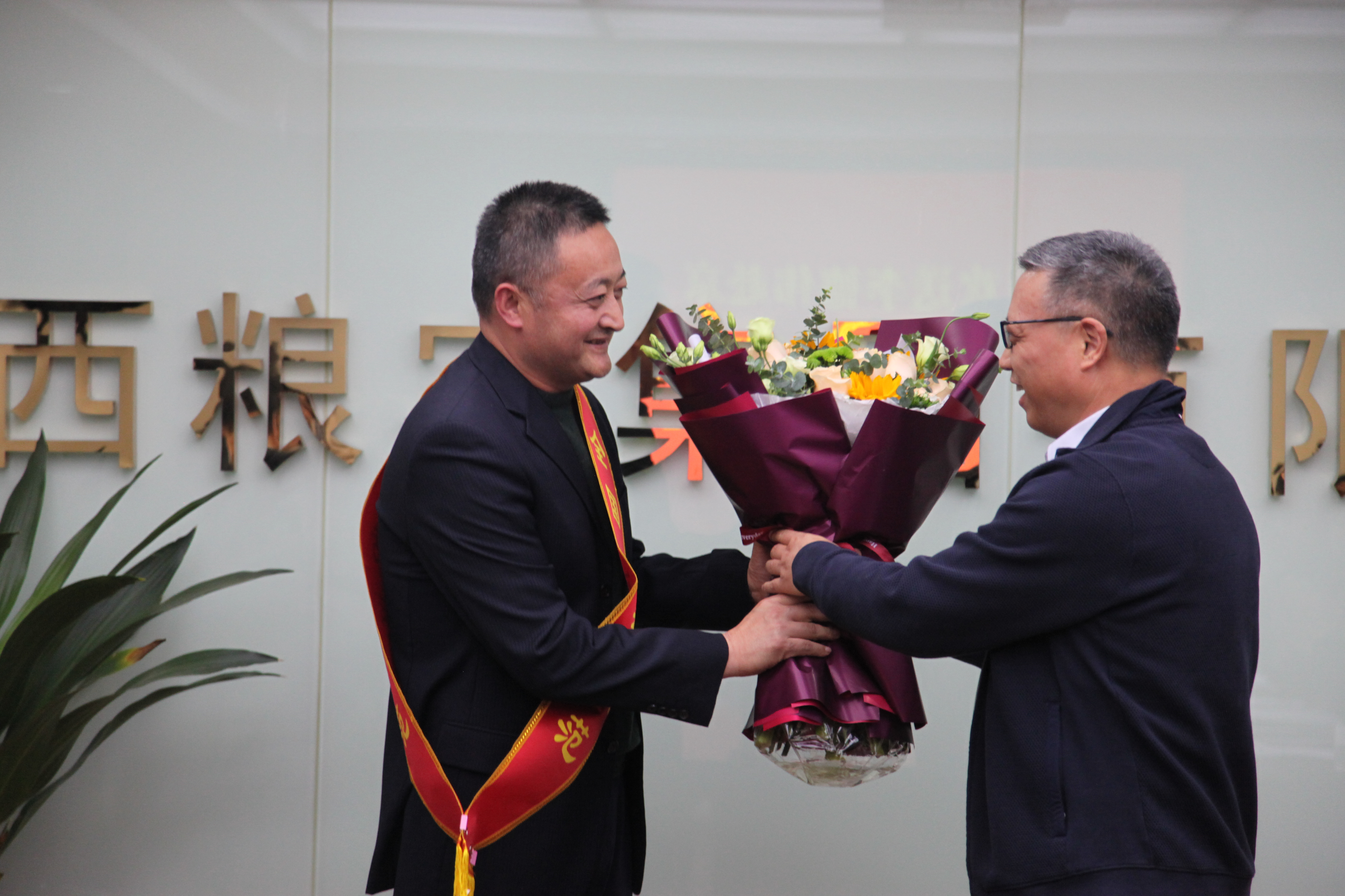 糧農(nóng)集團(tuán)歡送全國勞模李德偉赴京參加表彰大會(huì)