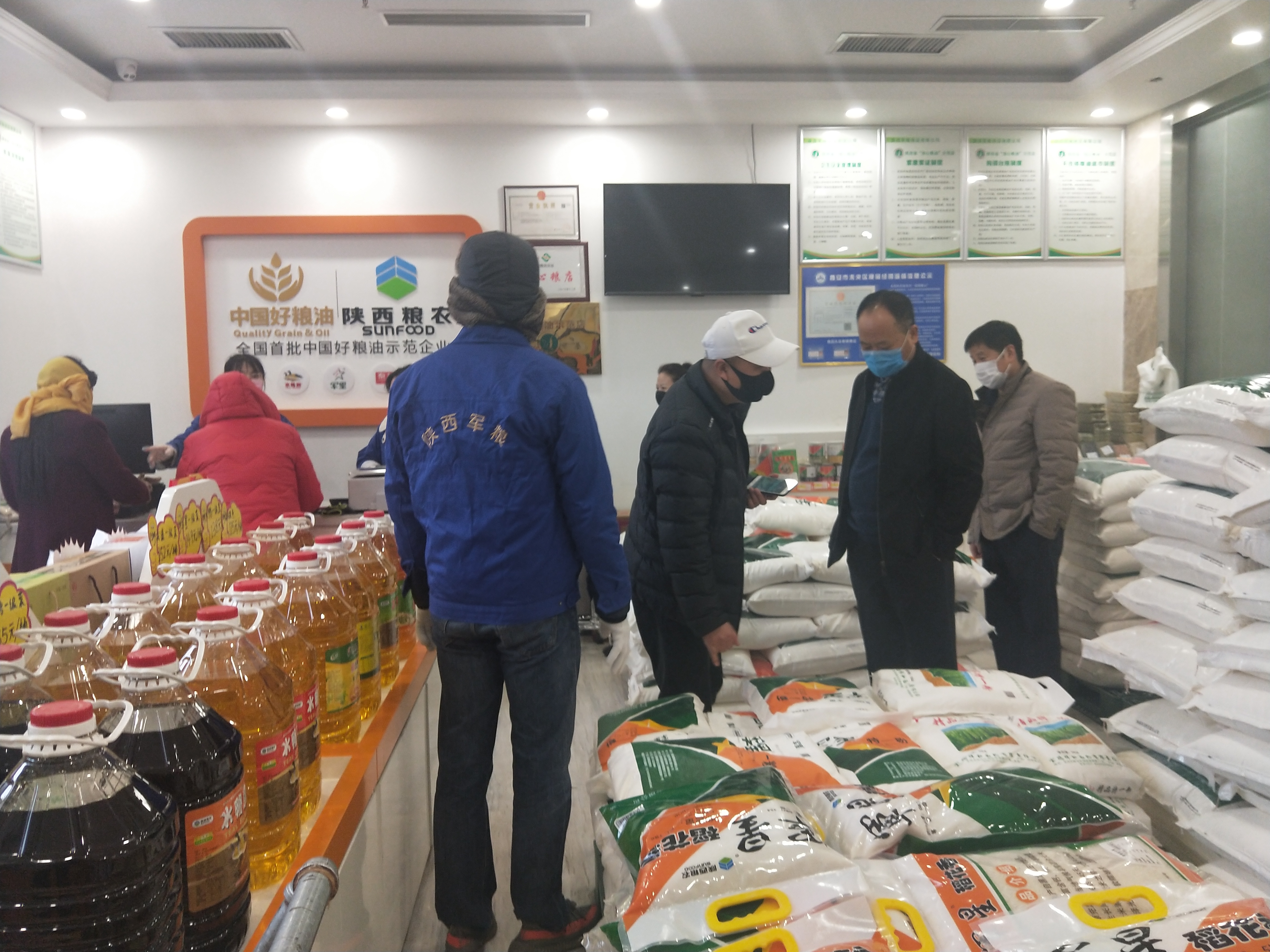 疫情面前絕不后退，黨旗飄揚(yáng)在抗疫第一線